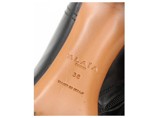 Alaïa Bota Alaia com detalhe de gancho e olho em couro preto - vista 8