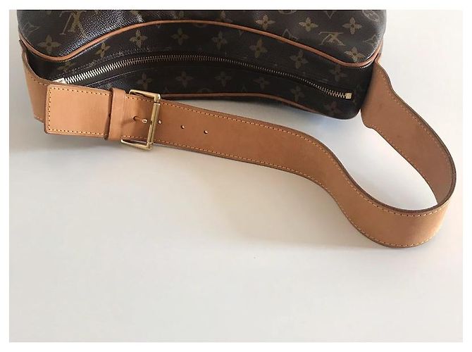 Bolsa Louis Vuitton Croissant GM Monogram Canvas Castanho Marrom - vista 4