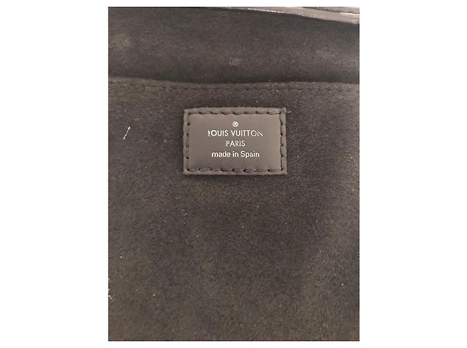 Bolso Louis Vuitton Nano Flat de cuero epi negro - vista 8
