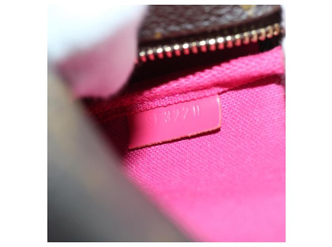 LOUIS VUITTON Vivienne Mini Pochette Accessoires Pochette M69752 Auth LV 41047A Monogramme - vue 11