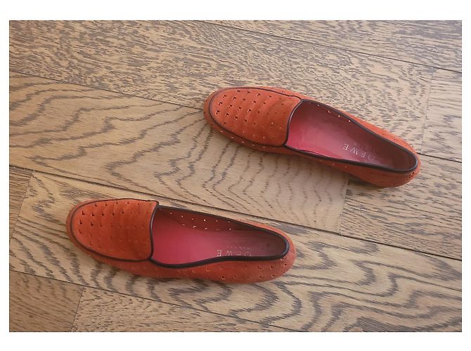 Mocassini Loewe in scamosciato rosso traforati - vista 2