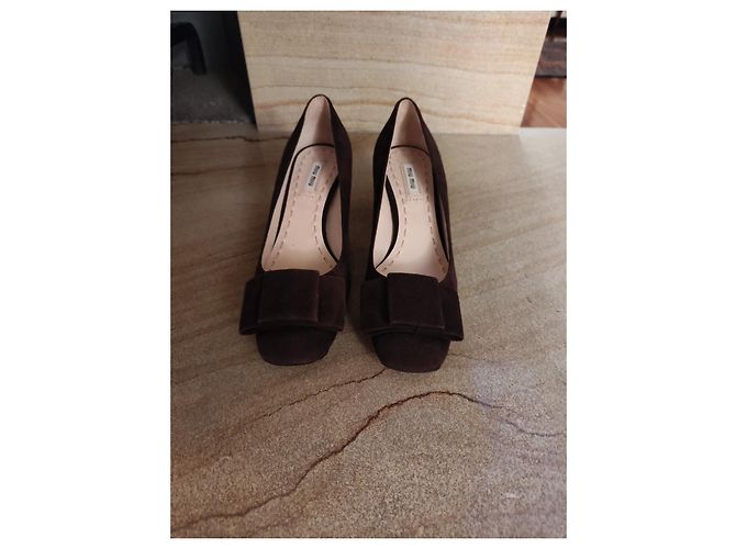 Décolleté Miu Miu in pelle di cervo marrone scuro con fiocco - vista 2