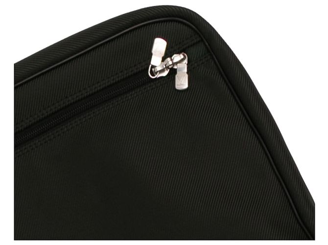 Porta abiti Louis Vuitton nero Taiga Gibeciere - vista 11