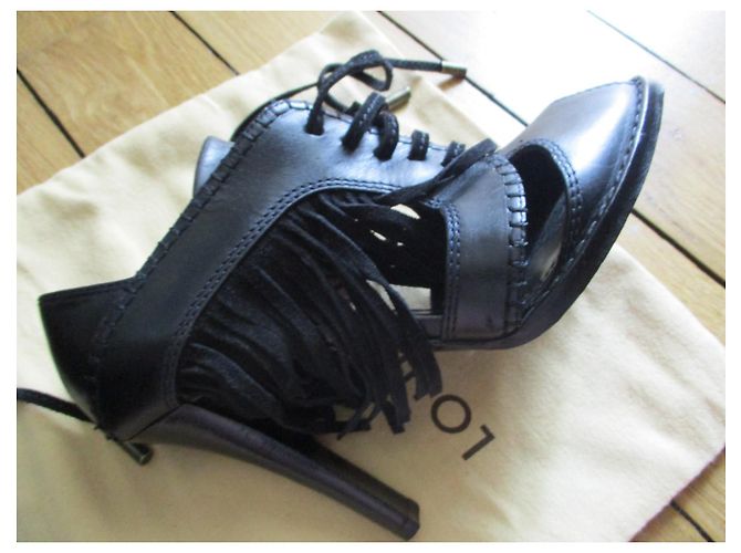 Louis Vuitton Sandali in pelle, frangia, 38IT. Nero - vista 2