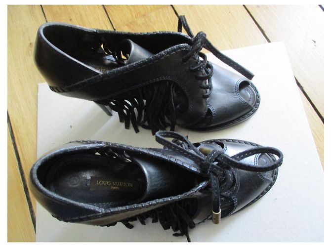 Louis Vuitton Sandali in pelle, frangia, 38IT. Nero - vista 4