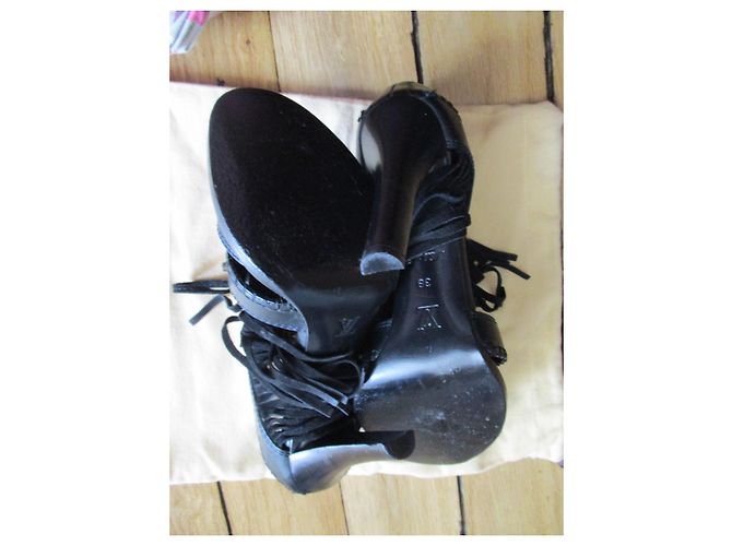 Louis Vuitton Sandali in pelle, frangia, 38IT. Nero - vista 7