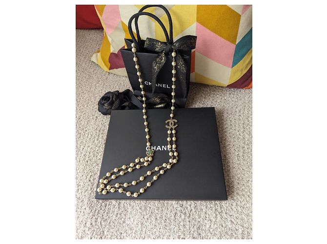 Chanel CC A15C Crociera Dubai 2015 Scatola per collana lunga con perle con logo D'oro - vista 10