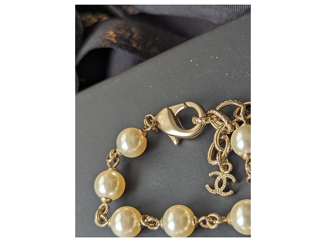 Chanel CC A15C Crociera Dubai 2015 Scatola per collana lunga con perle con logo D'oro - vista 11