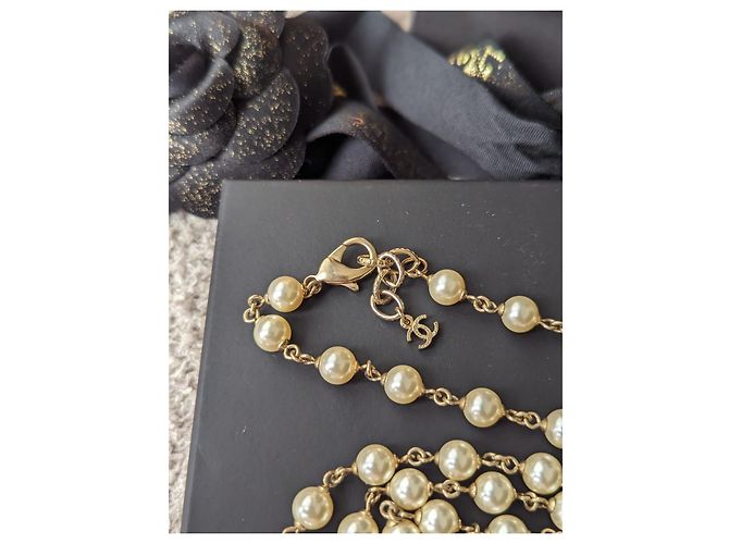 Chanel CC A15C Crociera Dubai 2015 Scatola per collana lunga con perle con logo D'oro - vista 12