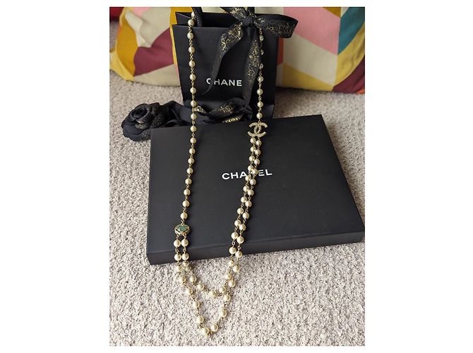 Chanel CC A15C Crociera Dubai 2015 Scatola per collana lunga con perle con logo D'oro - vista 2