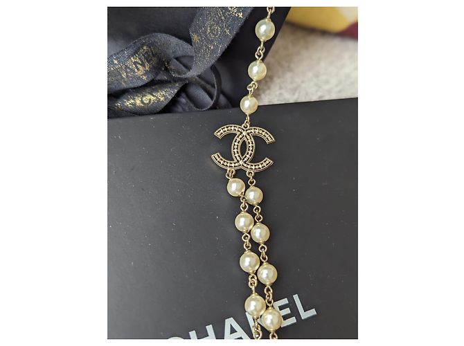 Chanel CC A15C Crociera Dubai 2015 Scatola per collana lunga con perle con logo D'oro - vista 3