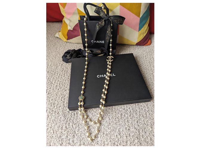 Chanel CC A15C Crociera Dubai 2015 Scatola per collana lunga con perle con logo D'oro - vista 4