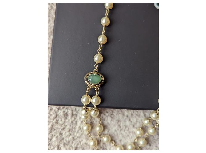 Chanel CC A15C Crociera Dubai 2015 Scatola per collana lunga con perle con logo D'oro - vista 6