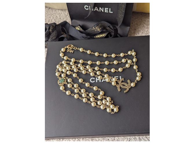 Chanel CC A15C Crociera Dubai 2015 Scatola per collana lunga con perle con logo D'oro - vista 7