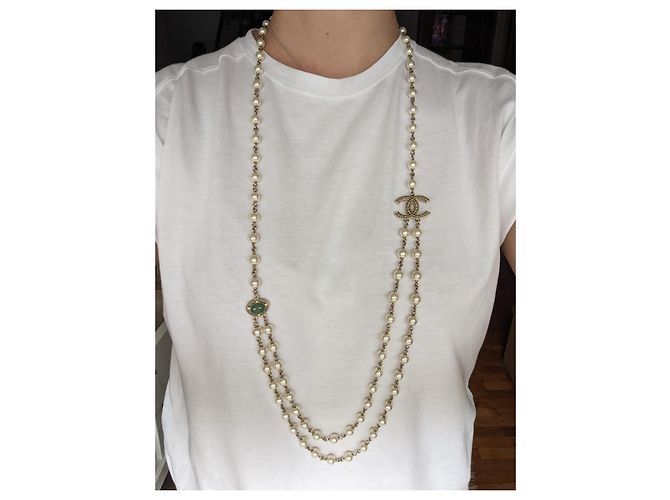 Chanel CC A15C Crociera Dubai 2015 Scatola per collana lunga con perle con logo D'oro - vista 9