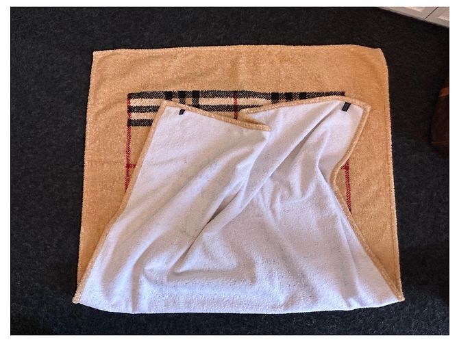 Drap éponge Burberry Check en coton noir beige - vue 9