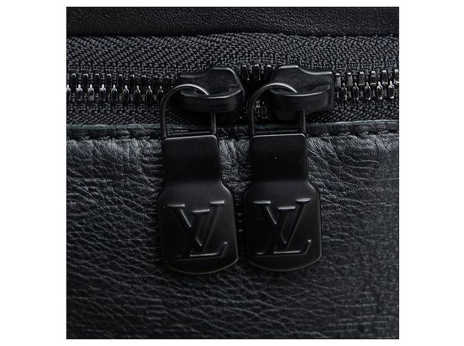 Bumbag Marsupio Louis Vuitton Shadow Discovery nero con monogramma - vista 8