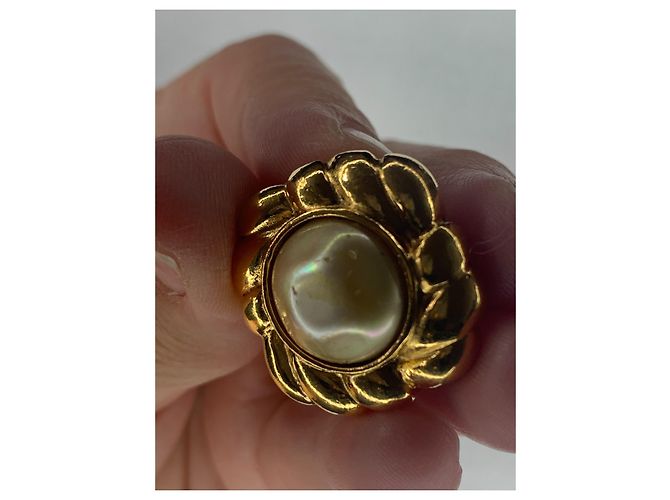 Chanel Ohrringe Blume Gold und Perle Creme Gold hardware - Ansicht 11
