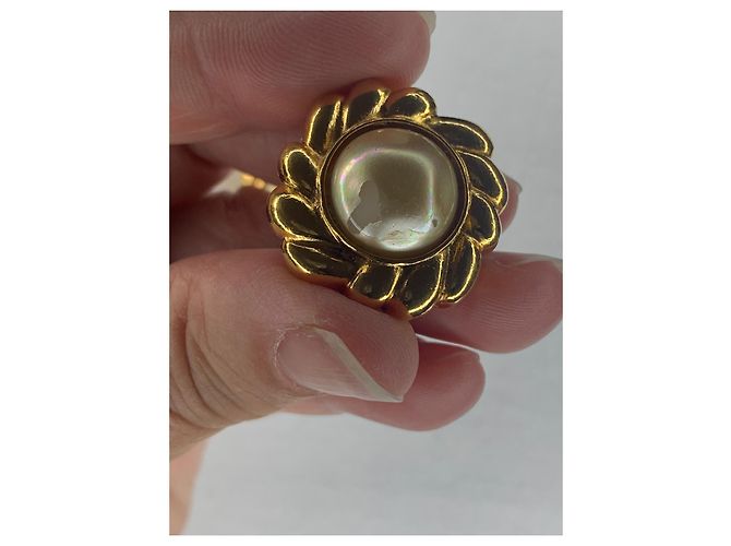 Chanel Ohrringe Blume Gold und Perle Creme Gold hardware - Ansicht 12