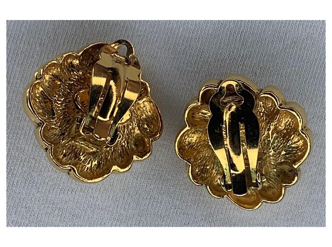 Chanel Ohrringe Blume Gold und Perle Creme Gold hardware - Ansicht 3