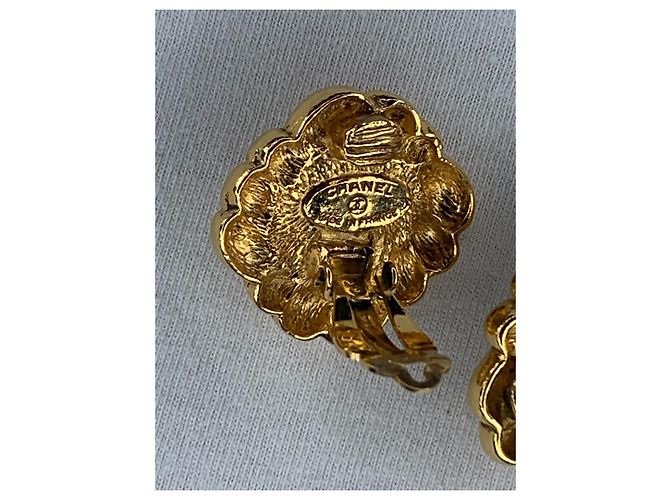 Chanel Ohrringe Blume Gold und Perle Creme Gold hardware - Ansicht 4