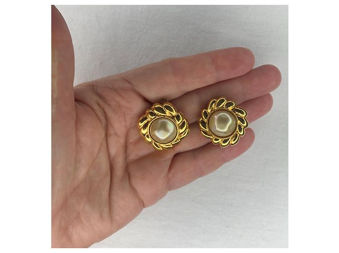 Chanel Ohrringe Blume Gold und Perle Creme Gold hardware - Ansicht 8