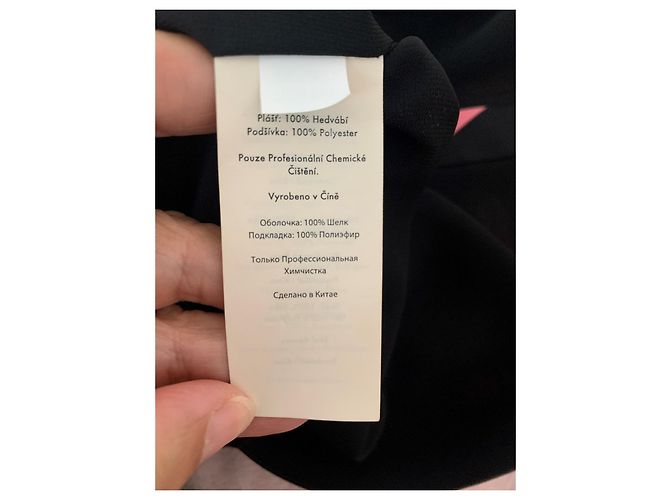Robe Diane Von Furstenberg en soie noire motif bouche Rose - vue 10