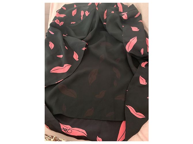 Robe Diane Von Furstenberg en soie noire motif bouche Rose - vue 8