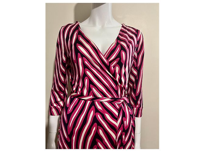 Diane Von Furstenberg Vestido envelope de seda DvF New Julian com estampa ondulada - vista 2