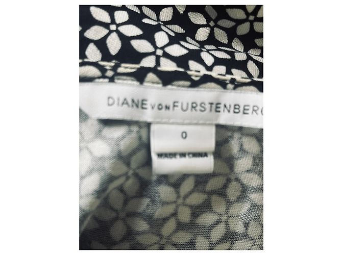 Diane Von Furstenberg DvF New Yahzi Vestido curto envelope de seda preto e branco - vista 5