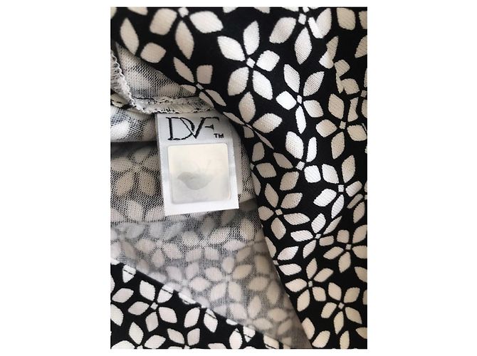 Diane Von Furstenberg DvF New Yahzi Vestido curto envelope de seda preto e branco - vista 6
