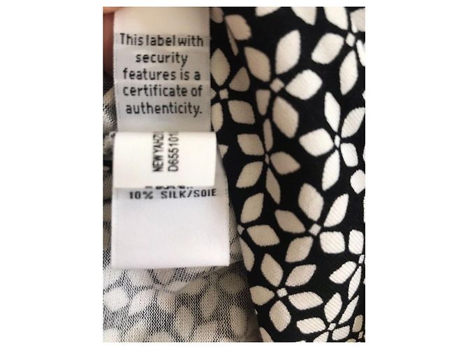 Diane Von Furstenberg DvF New Yahzi Vestido curto envelope de seda preto e branco - vista 7