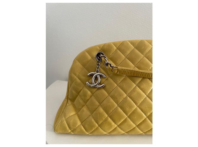 Borsa a mano Chanel Mademoiselle Gialla in Pelle Giallo - vista 3