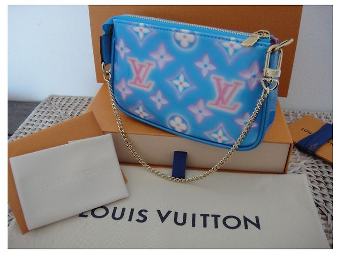 Louis Vuitton Mini-Beutel-Zubehör, Monogramm-Lack, Valentinstag 2022 Blau - Ansicht 3