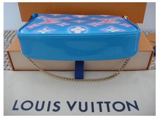Louis Vuitton Mini-Beutel-Zubehör, Monogramm-Lack, Valentinstag 2022 Blau - Ansicht 4