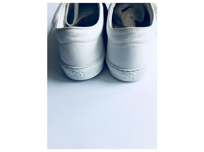 Chanel Slip su scarpe da ginnastica in bianco e nero - vista 16