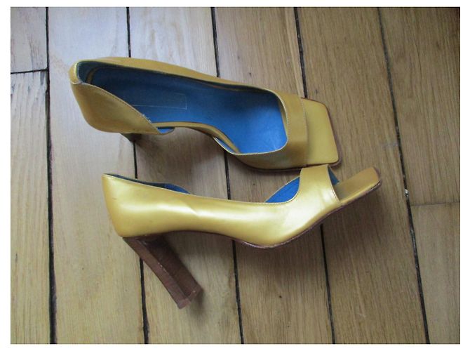 Autre Marque Yellow Glazed Leather Pumps 8.5cm Heels 38IT - view 2