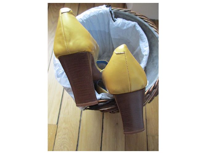 Autre Marque Yellow Glazed Leather Pumps 8.5cm Heels 38IT - view 3