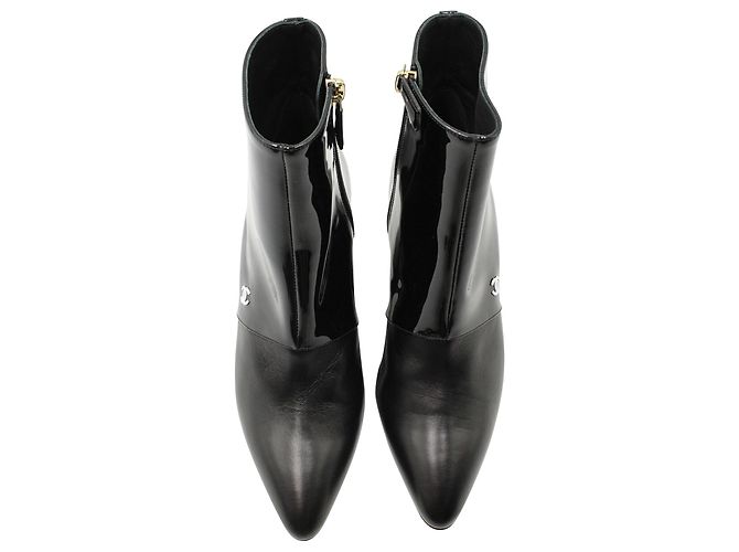 Timeless Chanel 20Botines con logo C en charol negro - vista 2