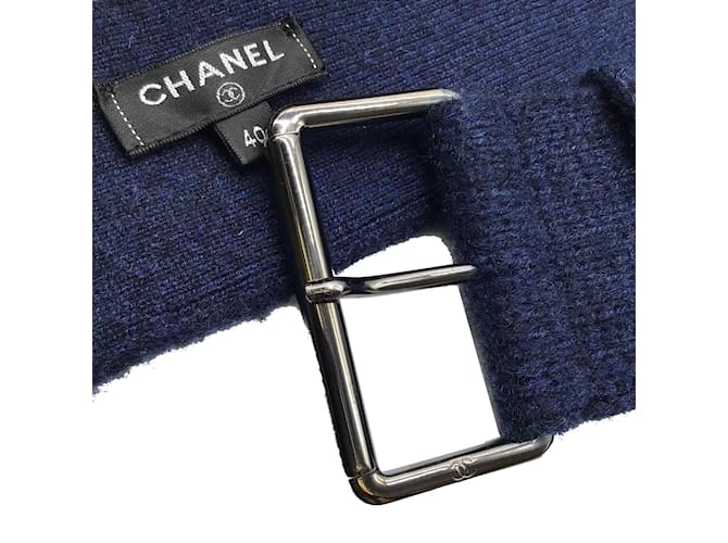 Chanel Marineblauer, mittellanger Kaschmir-Strickpullover mit Patch-Gürtel von Gabrielle Coco - Ansicht 7