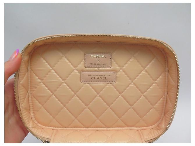 Vanity NOVA CAIXA CHANEL COURO BEGE ACOLCHOADA NOVA BOLSA DE HIGIENE - vista 10