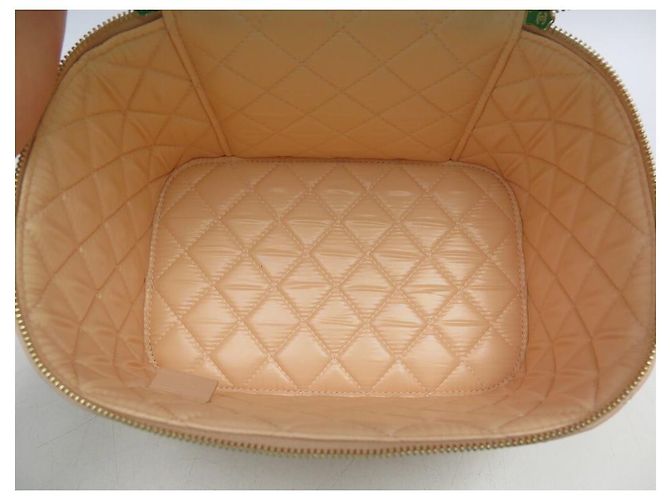 Vanity NOVA CAIXA CHANEL COURO BEGE ACOLCHOADA NOVA BOLSA DE HIGIENE - vista 12