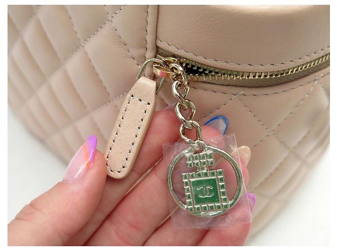 Vanity NOVA CAIXA CHANEL COURO BEGE ACOLCHOADA NOVA BOLSA DE HIGIENE - vista 14