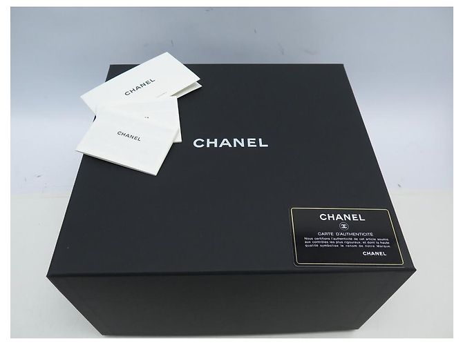 Vanity NOVA CAIXA CHANEL COURO BEGE ACOLCHOADA NOVA BOLSA DE HIGIENE - vista 18