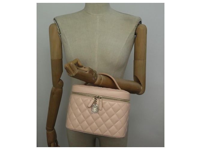 Vanity NOVA CAIXA CHANEL COURO BEGE ACOLCHOADA NOVA BOLSA DE HIGIENE - vista 9