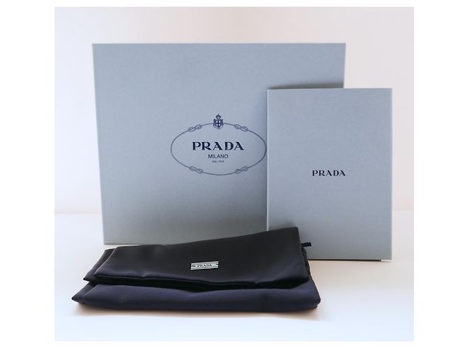 Prada-Schnürschuhe aus gebürstetem Leder mit Absatz - Ansicht 10