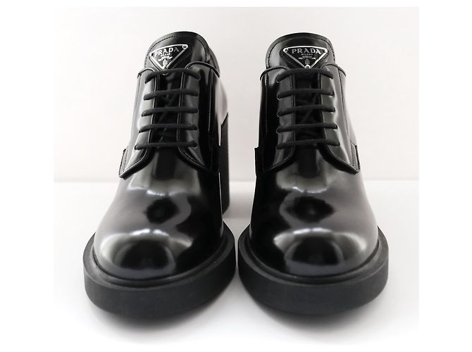 Prada-Schnürschuhe aus gebürstetem Leder mit Absatz - Ansicht 2