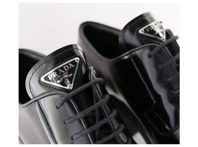 Prada-Schnürschuhe aus gebürstetem Leder mit Absatz - Ansicht 5