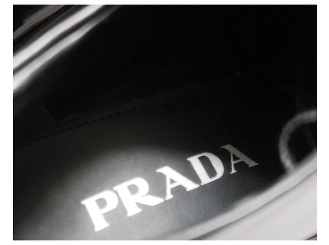 Prada-Schnürschuhe aus gebürstetem Leder mit Absatz - Ansicht 6