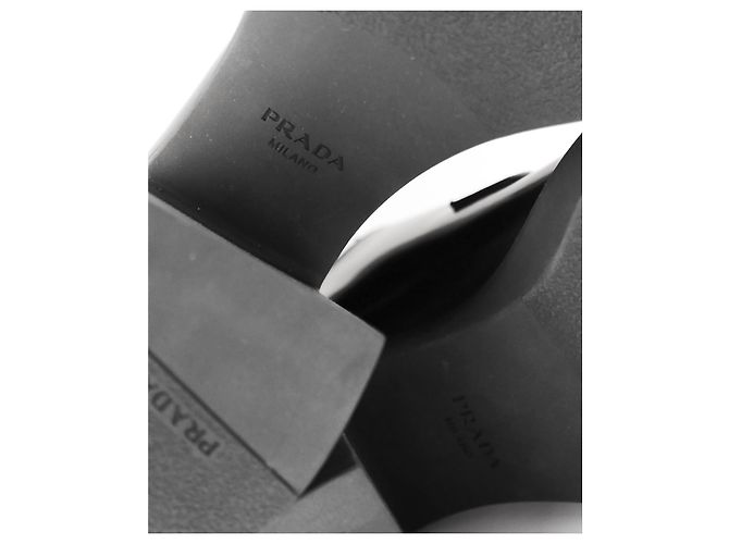 Prada-Schnürschuhe aus gebürstetem Leder mit Absatz - Ansicht 8